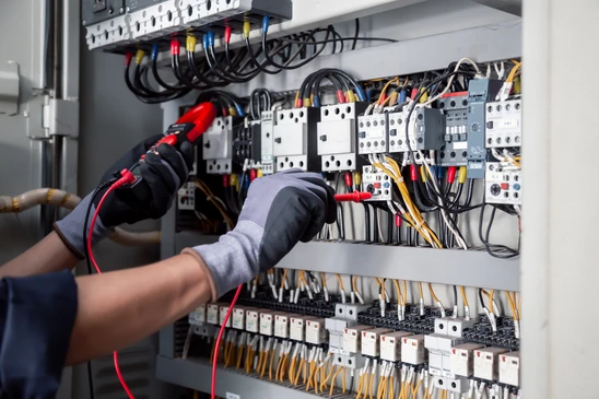 Armoire électrique industrielle ouverte dans un environnement technique professionnel